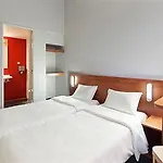 Hotel Kyriad Direct Poitiers - Gare Du Futuroscope