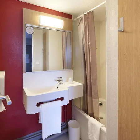 Kyriad Direct Poitiers - Gare Du Futuroscope Hotel 2*