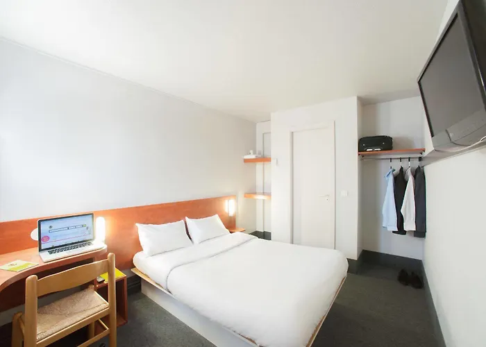 Kyriad Direct Poitiers - Gare Du Futuroscope 2*