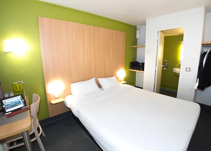 Kyriad Direct Poitiers - Gare Du Futuroscope 2*